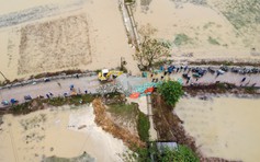 Huế: Khẩn trương khắc phục đoạn đê vỡ, mở đường cho hàng cứu trợ vùng lũ