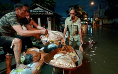 Triều cường ở TP.HCM: Người dân Thanh Đa lại khổ sở chống chọi trong đêm