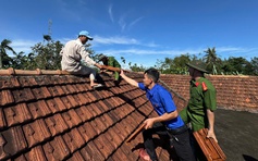 Nhà cửa ngổn ngang sau lốc xoáy, người dân Quảng Ngãi rưng rưng: 'Nếu không có các chú...'