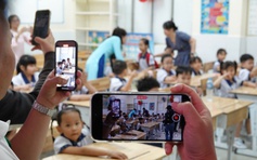 Bị phạt nếu ép con học quá mức: Đâu là cách đồng hành hợp pháp, hiệu quả?