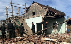 Cảnh sát cơ động giúp dân dọn đường, sửa nhà sau bão số 13