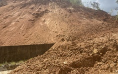 Sau động đất, đất đá từ đồi tràn xuống đường, chia cắt làng du lịch cộng đồng