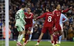 Hàng thủ thảm họa, Liverpool thua tan nát Man City: HLV Slot bị chỉ trích dữ dội