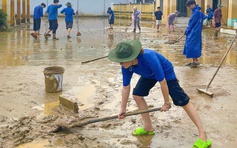 Trường vùng bão lũ 'rũ bùn' đón học sinh trở lại