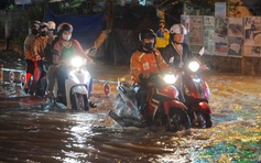 TP.HCM mưa lớn cuối tuần: Đường Nguyễn Văn Khối ngập hơn 4 tiếng vẫn chưa rút