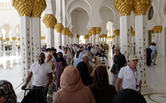 Một thói quen của nhiều du khách nhưng bị cấm ở thánh đường Hồi giáo lớn nhất UAE