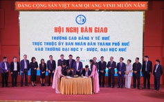 Bàn giao Trường cao đẳng Y tế Huế vào Trường đại học Y dược Huế