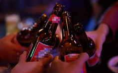 Vào mùa tiệc tùng cuối năm, kiệt sức vì lịch liên hoan dày đặc