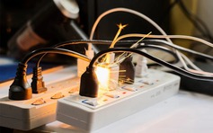 Ổ cắm điện có thể 'gánh' được bao nhiêu thiết bị?