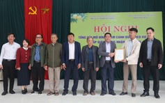 Trao giấy chứng nhận VietGAP cho hộ dân trồng bưởi xã Mê Linh