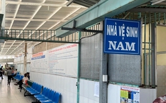 Người dân than phiền bệnh viện công thiếu bãi giữ xe, nhà vệ sinh hôi