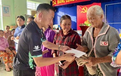 RuNam Star United cùng Báo Thanh Niên trao 410 triệu đồng cho bà con vùng lũ Khánh Hòa