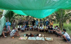 Vĩnh Long: Triệt xóa điểm đánh bạc giữa cánh đồng lác, bắt 32 người