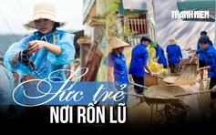 Sức trẻ nơi rốn lũ: Áo xanh lội bùn non giúp dân tái thiết