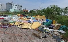 Rác tràn xuống lòng kênh gây ô nhiễm