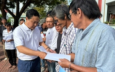 Sau đêm trực mổ, bác sĩ đi xe khách gần 600 km trao quà vùng lũ