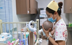 Em bé bị bỏ lại bệnh viện thành 'con chung' của cả khoa