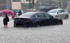 5 tỉnh miền Trung mưa lớn, Biển Đông sóng cao 5 m