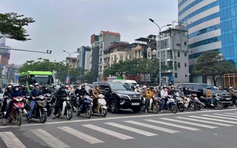 Hà Nội hết cảnh 'dí' còi khi dừng đèn đỏ
