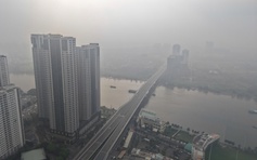 Bầu trời TP.HCM sương mù dày đặc: Nhiều nhà cao tầng 'biến mất' sáng nay