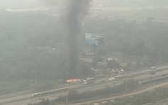 Cột khói đen cao hàng chục mét xộc thẳng vào căn hộ, cư dân chung cư TP.HCM khổ sở