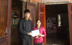 Trao gần 37 triệu đồng bạn đọc giúp người phụ nữ nhặt ve chai nuôi 2 người ung thư