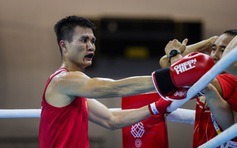 Cận cảnh võ sĩ Việt Nam chảy máu vì rách mí mắt khi tranh HCV, bị trọng tài xử thua Thái Lan