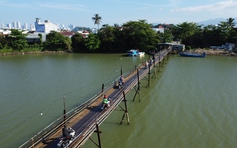 Cầu gỗ bị lũ cuốn, người dân Nha Trang phải đi đường vòng hơn 15 km