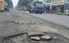 Trải nhựa mặt đường dở dang nguy cơ gây tai nạn giao thông