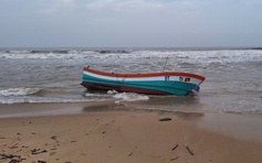 Quảng Trị: Tàu cá dạt bờ còn nguyên ngư lưới cụ, ngư dân nghi mất tích