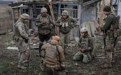 Ukraine trước sức ép kép