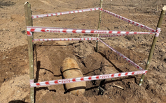 Dọn vườn trồng mía, phát hiện quả bom 'khủng'