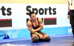 Bị rách cơ chỉ mới 6 giây, đô vật Việt Nam tiếc nuối 'phí mất 2 năm'