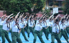 Cuối tuần, 500 trai xinh, gái đẹp đến trường lúc sáng sớm để rèn thể lực