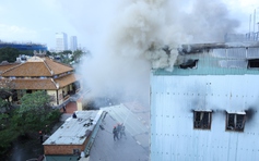 Đà Nẵng: Kho chứa tranh gần cầu Rồng cháy lớn