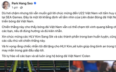 HLV Park Hang-seo tặng quà quý cho ông Kim Sang-sik, chúc mừng U.22 Việt Nam vô địch SEA Games 33