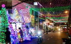 Nhiều ngõ hẻm, tuyến đường rực sáng lung linh, dây đèn giăng khắp lối