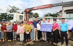 Kịp thời trao tôn giúp người dân vùng lũ dựng lại mái nhà