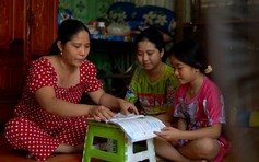 Mẹ đơn thân bán vé số, nuôi con bệnh tật trong căn nhà mục