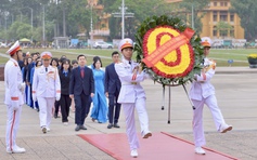 Đại biểu Đại hội Đoàn Thanh niên MTTQ, các đoàn thể T.Ư báo công dâng Bác