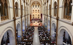 Giáng sinh ở Nhà thờ Đức Bà: Hài nhi Giêsu trong chậu nhựa gợi ký ức lũ lụt