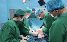 Mổ khẩn cứu ngư dân kẹt giữa 2 chiếc ghe ở đặc khu Côn Đảo