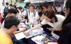 Hoạt động gian hàng triển lãm Tư vấn mùa thi thu hút học sinh