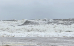 Không khí lạnh gây rét từ miền Bắc vào Huế, Biển Đông gió giật cấp 8