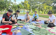 Trường cho sinh viên gói bánh tét đón tết từ tháng 12 dương lịch