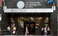 Mỹ dừng toàn bộ hồ sơ nhập cư và lễ nhập tịch với người từ 19 nước
