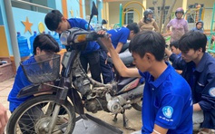 Giảng viên, giáo viên rời bục giảng đi sửa xe miễn phí