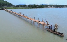 Cầu gỗ dài nhất Việt Nam hồi sinh sau lũ: 'Người nhái' lặn sông đóng cọc dựng cầu