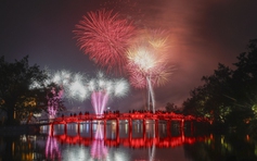 Pháo hoa rực sáng trên bầu trời Hà Nội chào đón năm 2026