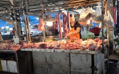 Cuối năm, giá thịt heo ở chợ tăng, người trẻ cân nhắc từng bữa cơm